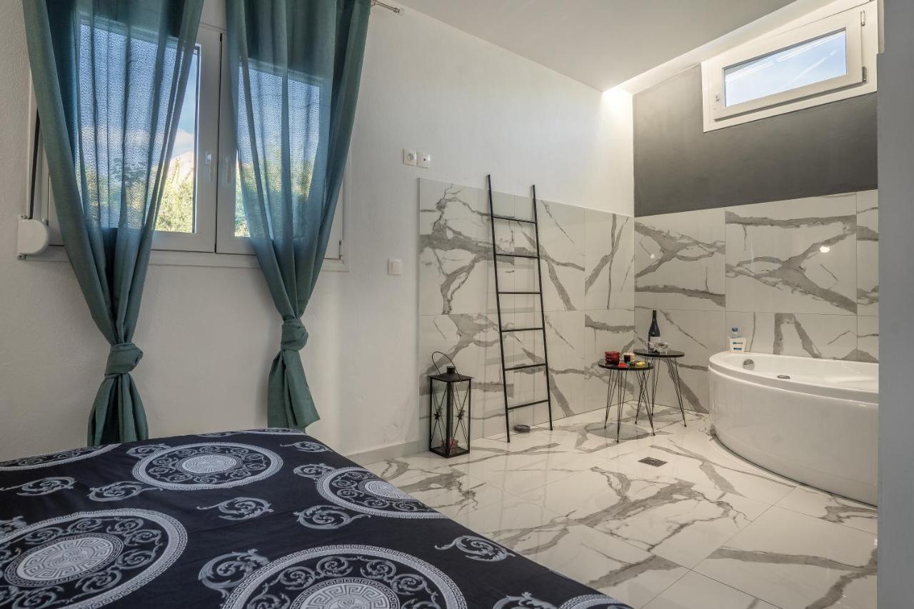 Villa Aktis With Freshwater Pool And Sea View